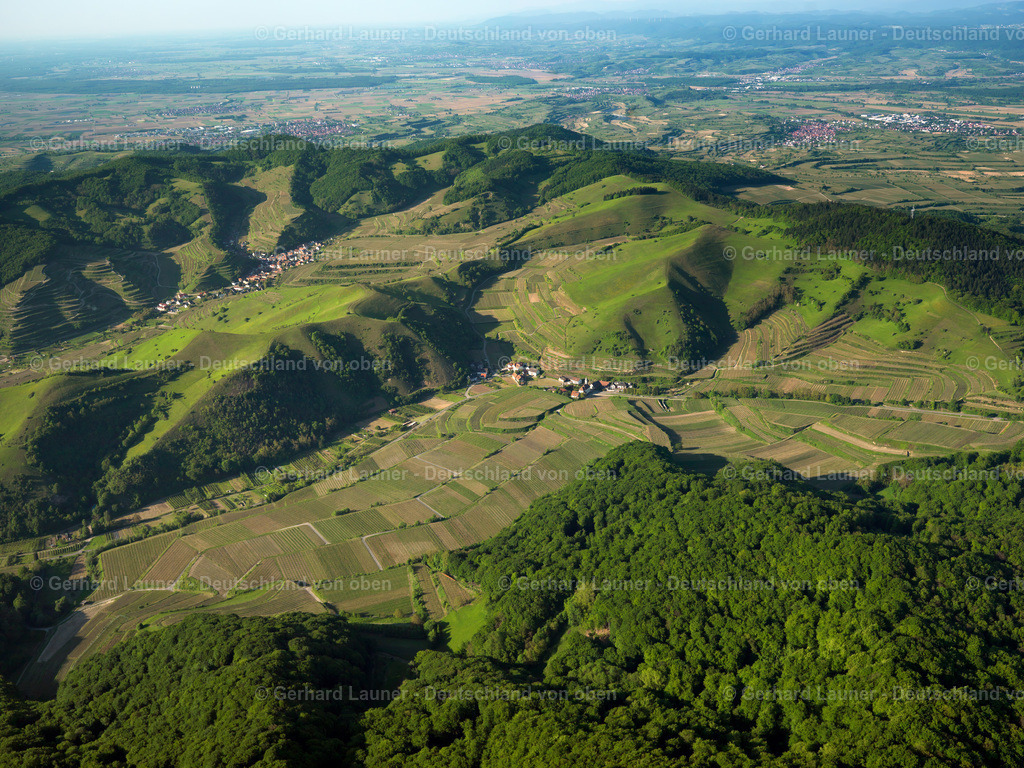 3096065 | SCHELINGEN 23.05.2010 Gipfel des Badberg am Kaiserstuhl in der Felsen- und Berglandschaft in Schelingen im Bundesland Baden-Württemberg. // Rocky and mountainous landscape of Badberg on Kaiserstuhl in Schelingen in the state Baden-Wurttemberg.  Foto: Gerhard Launer