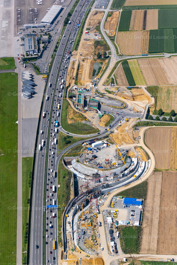 4047202 | STUTTGART 11.08.2021 Neubau- und Umbau- Baustelle der Streckenführung und Fahrspuren im Verlauf der Autobahn- Abfahrt und Zufahrt der BAB A8 in Zuge des Baus des Flughafentunnel im Ortsteil Plieningen in Stuttgart im Bundesland Baden-Württemberg, Deutschland. Im Rahmen des Umbaus der Anschlussstelle Plieningen werden neue Aus- und Einfahrrampen mit Unterfahrung der Neubaustrecke gebaut. Weiterführende Informationen bei: CDM Smith Consult GmbH,  Die Autobahn GmbH des Bundes,  Ed. Züblin AG,  STRABAG AG. // Construction site of routing and traffic lanes during the highway exit and access the motorway A 8 in the district Plieningen in Stuttgart in the state Baden-Wuerttemberg, Germany. Further information at: CDM Smith Consult GmbH,  Die Autobahn GmbH des Bundes,  Ed. Zueblin AG,  STRABAG AG. Foto: Gerhard Launer