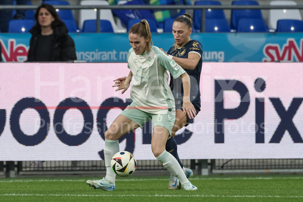 Fussball, Google Pixel Frauen-Bundesliga, TSG 1899 Hoffenheim - SV Werder Bremen | v.li.: Reena Wichmann (SV Werder Bremen, 6) und Jill Janssens (TSG 1899 Hoffenheim, 9) im Zweikampf, Duell, Dynamik, Aktion, Action, Spielszene, DIE DFB-RICHTLINIEN UNTERSAGEN JEGLICHE NUTZUNG VON FOTOS ALS SEQUENZBILDER UND/ODER VIDEOÄHNLICHE FOTOSTRECKEN. DFB REGULATIONS PROHIBIT ANY USE OF PHOTOGRAPHS AS IMAGE SEQUENCES AND/OR QUASI-VIDEO.