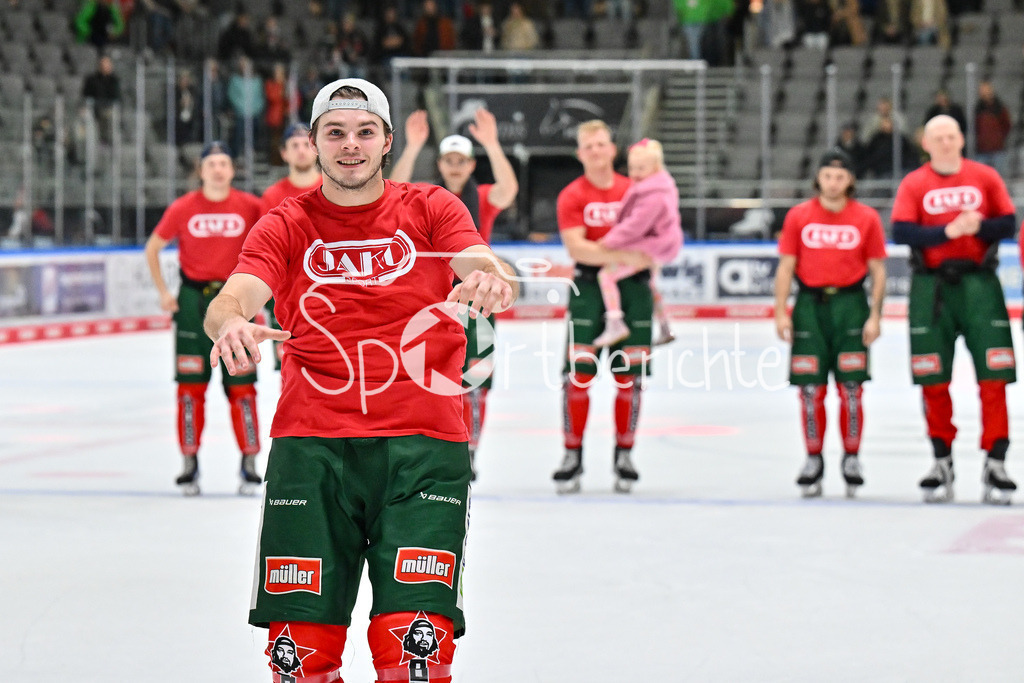 Augsburger Panther - Löwen Frankfurt | Die Spieler des AEV feiern zusammen mit den Fans den Heimsieg gegen Frankfurt / DEL: Augsburger Panther - Löwen Frankfurt, Curt Frenzel Stadiom am 11.10.2024 / D. J. BUSDEKER (Augsburger Panther #14)