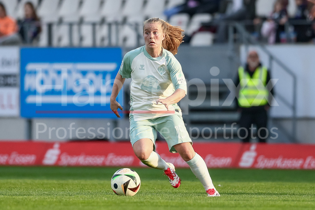 Fussball, Google Pixel Frauen-Bundesliga, SGS Essen - SV Werder Bremen | v.li.: Ricarda Walkling (SV Werder Bremen, 13) am Ball, Freisteller, Einzelbild, Ganzkörper, Aktion, Action, Spielszene, DIE DFB-RICHTLINIEN UNTERSAGEN JEGLICHE NUTZUNG VON FOTOS ALS SEQUENZBILDER UND/ODER VIDEOÄHNLICHE FOTOSTRECKEN. DFB REGULATIONS PROHIBIT ANY USE OF PHOTOGRAPHS AS IMAGE SEQUENCES AND/OR QUASI-VIDEO.
