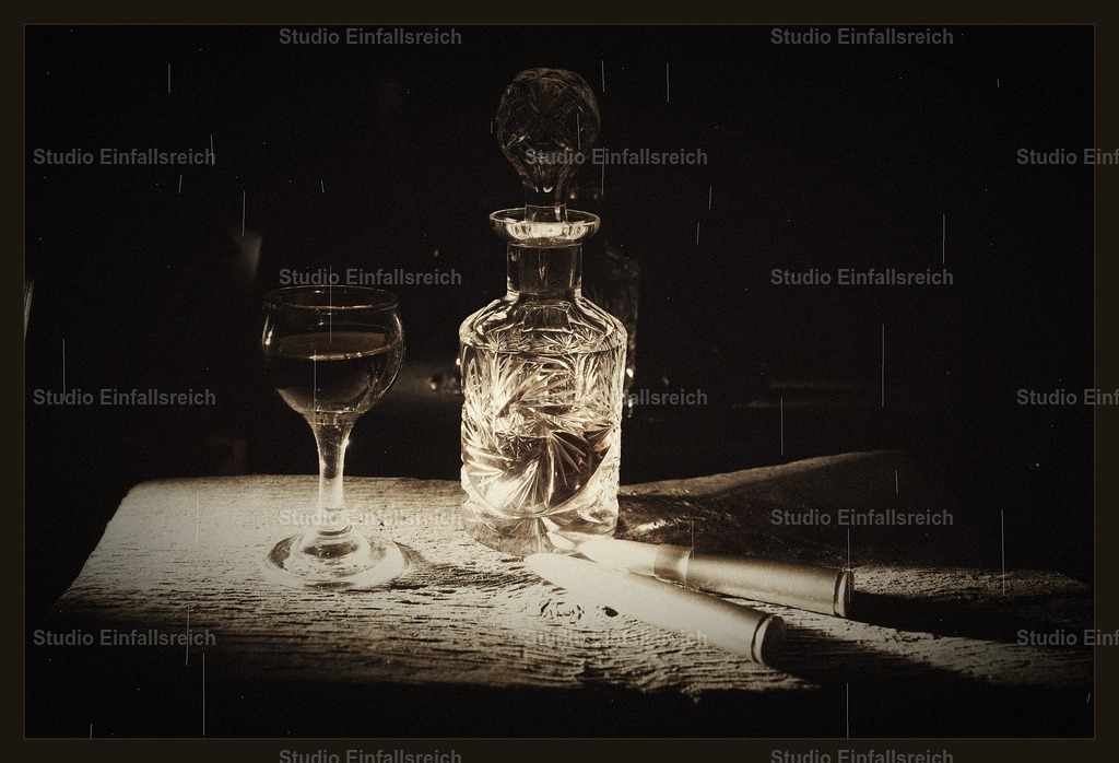 1930er – Whisky-Stillleben im Vintage-Look | Kristallkaraffe, gefülltes Glas und Zigarette auf altem Holz, getaucht in warmes Sepia – ein nostalgischer Gruß an die 1930er. Feine Lichtführung und Vintage-Anmutung erzählen eine ganze Geschichte. Ein Charakterstück für stilbewusste Räume. Als Fine-Art-Print und Wandbild in verschiedenen Größen erhältlich. - Realisiert mit Pictrs.com
