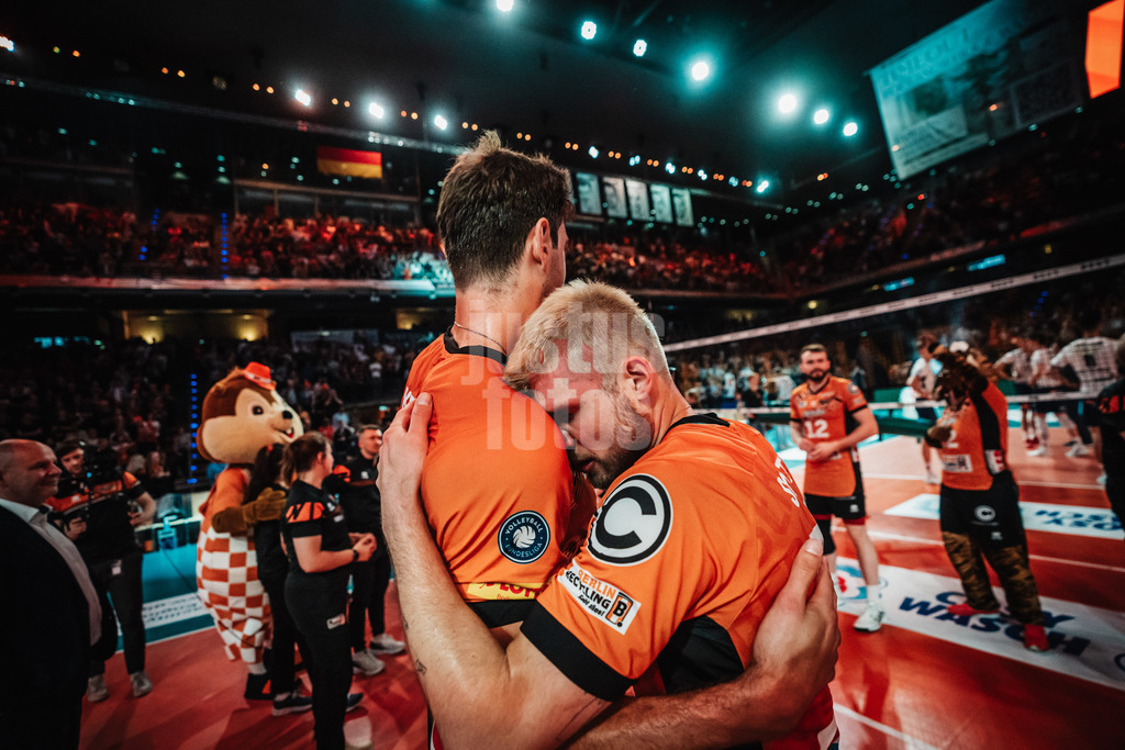 Volleyball | Herren | Saison 2024/2025 | 1. Volleyball Bundesliga Männer | Finale | BERLIN RECYCLING Volleys vs. SVG Lüneburg | 03.05.2025 | v.l. Tobias Krick (#21, Berlin Recycling Volleys) und Ruben Schott (#13, Berlin Recycling Volleys)