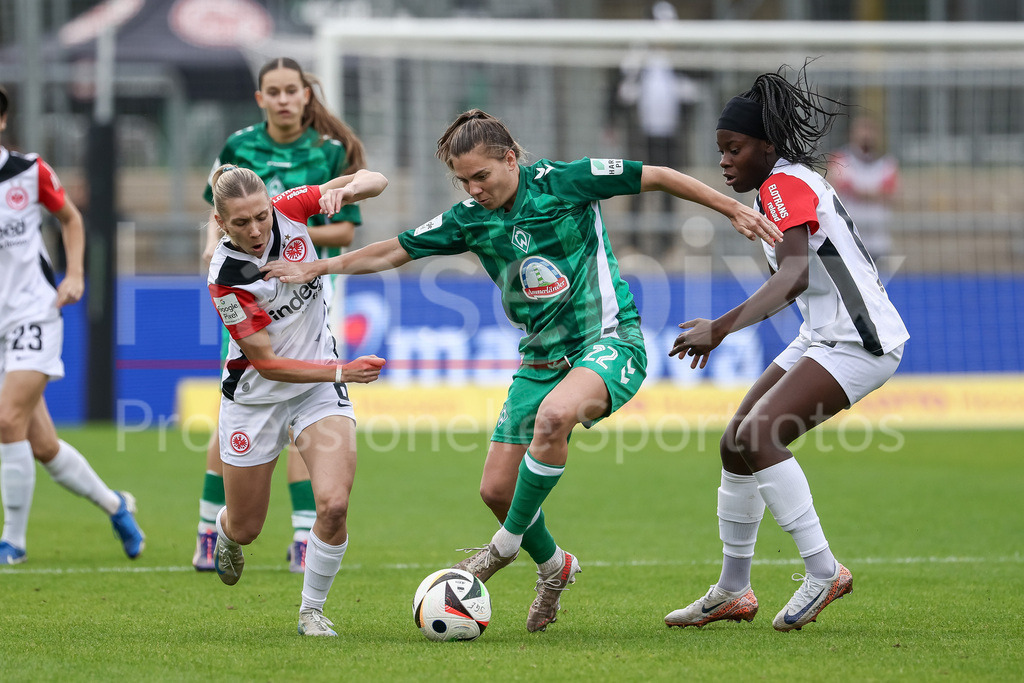 Fussball, Google Pixel Frauen-Bundesliga, Eintracht Frankfurt - SV Werder Bremen | v.li.: Elisa Senß (Eintracht Frankfurt,6), Rieke Dieckmann (SV Werder Bremen, 22) und Nicole Anyomi (Eintracht Frankfurt,19) im Zweikampf, Duell, Dynamik, Aktion, Action, Spielszene, DIE DFB-RICHTLINIEN UNTERSAGEN JEGLICHE NUTZUNG VON FOTOS ALS SEQUENZBILDER UND/ODER VIDEOÄHNLICHE FOTOSTRECKEN. DFB REGULATIONS PROHIBIT ANY USE OF PHOTOGRAPHS AS IMAGE SEQUENCES AND/OR QUASI-VIDEO.