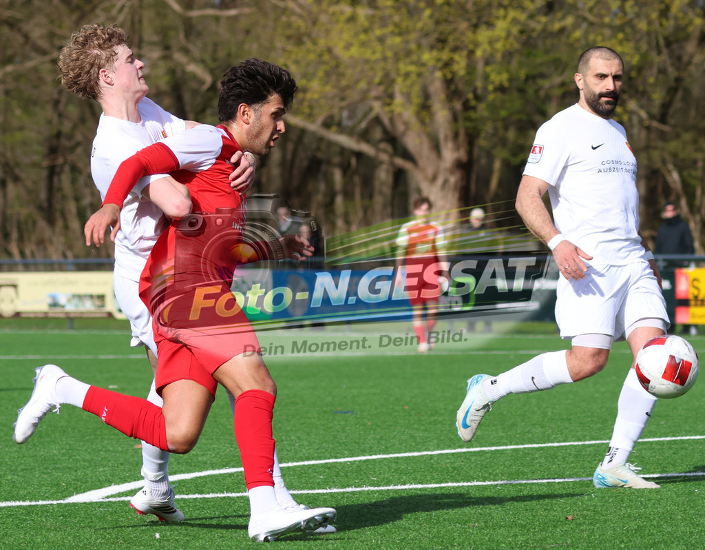 FC RW Kirchlengern - Post TSV Detmold | Auf dem Bild zu sehen: Rot FC RW Kirchlengern: Altan Dincdemir ; Weiß Post TSV Detmold v.l.: Merlin Dalbke, Zalem Özmen  FC RW Kirchlengern, Post TSV Detmold, Saison 25/26, Landesliga, Deutschland - Realisiert mit Pictrs.com