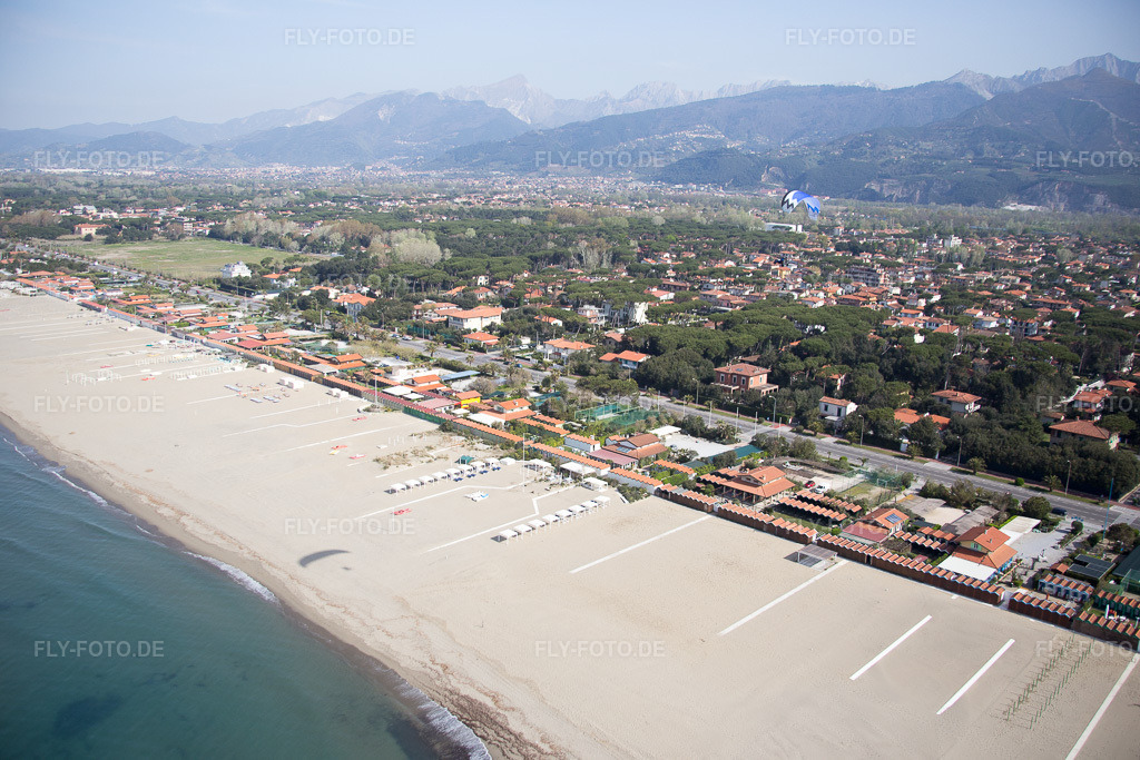 Luftbild: Ortsansicht in Forte dei Marmi im Bundesland Lucca in Italien. Foto: IMG_087100.jpg vom 04.04.2016 durch Werner Riehm/FLY-FOTO.de