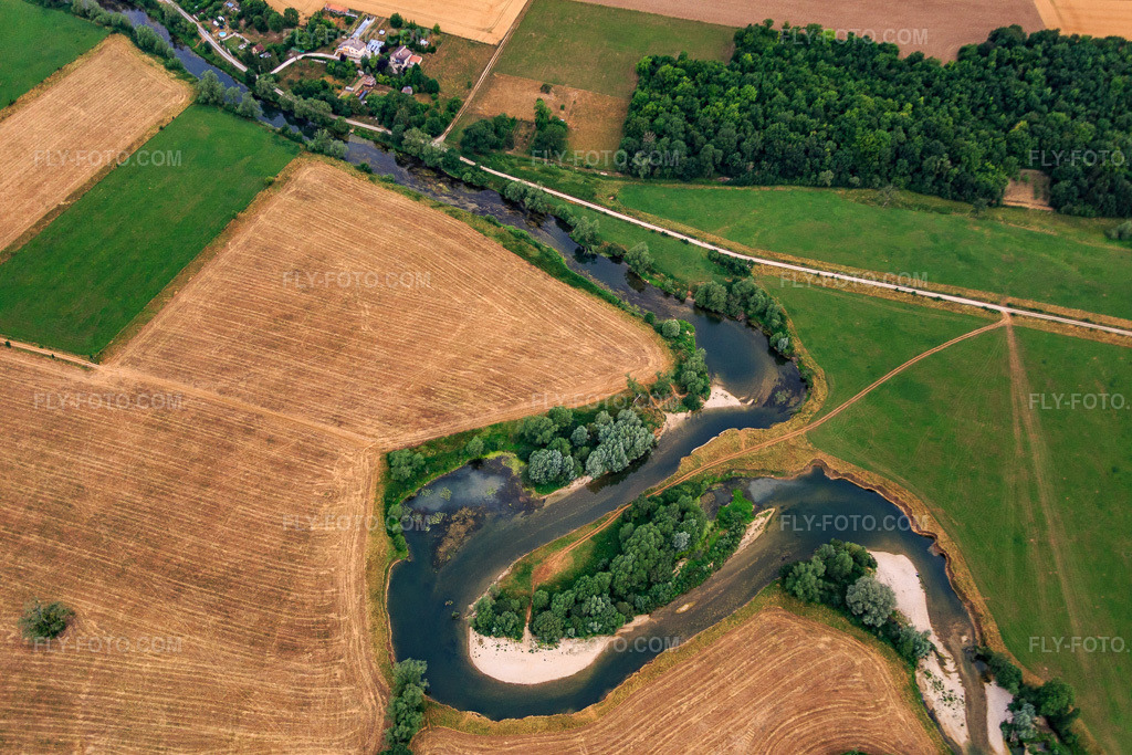 Aerial view: Loops of the mouse in Ourches-sur-Meuse in the state Meuse, France. – Photo: IMG_083544.jpg taken on 07/13/2015 by Werner Riehm/FLY-FOTO.com – Resolution of the original: 5472 x 3648 px