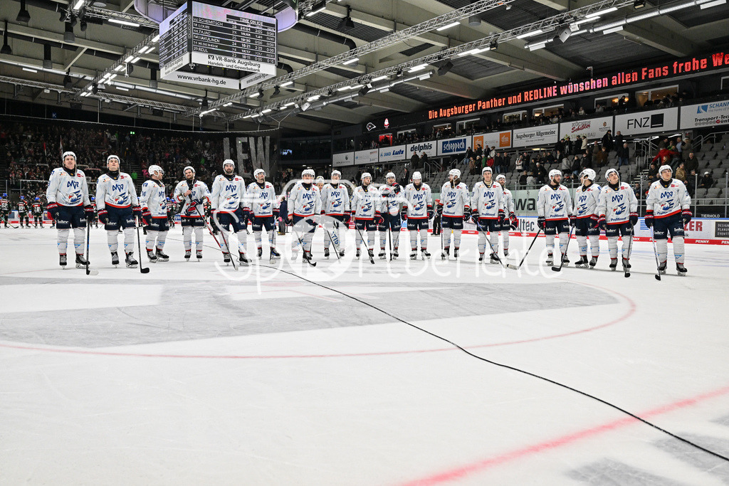 Augsburger Panther - Adler Mannheim | Die Mannheimer Adler bedanken sichb ei den mitgereisten Fans nach dem Sieg in Augsburg / DEL: Augsburger Panther - Adler Mannheim, Curt Frenzel Stadion am 26.12.2024