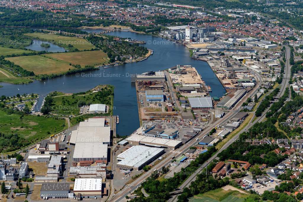 4029543 | BREMEN 01.06.2020 Kaianlagen und Schiffs- Anlegestellen am Hafenbecken des Binnenhafen an der Weser im Ortsteil Hemelingen in Bremen, Deutschland. Weiterführende Informationen bei: HeidelbergCement AG,  bremenports GmbH &amp; Co. KG. // Quays and boat moorings at the port of the inland port on Weser in the district Hemelingen in Bremen, Germany. Further information at: HeidelbergCement AG,  bremenports GmbH &amp; Co. KG. Foto: Gerhard Launer