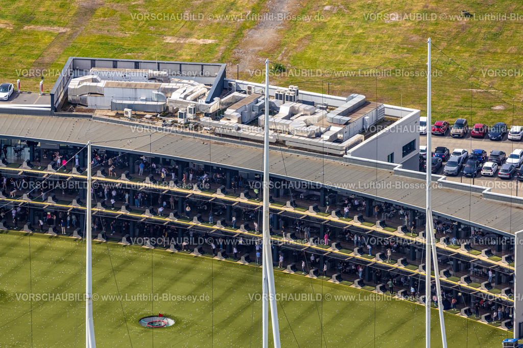 Oberhausen240401205 | Luftbild, Abschlagplätze der Topgolf Oberhausen Anlage, große Unterhaltunggolfanlage mit modern ausgestatteter Driving Range am Westfield Centro Einkaufszentrum, Borbeck, Oberhausen, Ruhrgebiet, Nordrhein-Westfalen, Deutschland