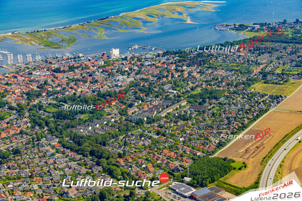 Luftbild der Stadt Heiligenhafen - Die Luftaufnahme wurde 2025 vom UL-Flugzeug heraus erstellt ( keine Drohne ) - Hochauflösende Luftaufnahme - für professionelle Ausdrucke geeignet. Die Geschenkidee !Hier alle&nbsp;Infos zur Lizenzierung der LuftaufnahmeWir fliegen auch dieses Jahr wieder in Ihre Region um Luftbilder zu erstellen.- Luftbild anfragen