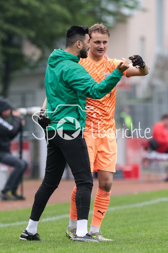 TSV Buchbach - FC Bayern Amateure | Buchbach Co-Trainer Yueksel ACIPINAR gibt Ludwig ZECH (TSV #1) anweisungen
