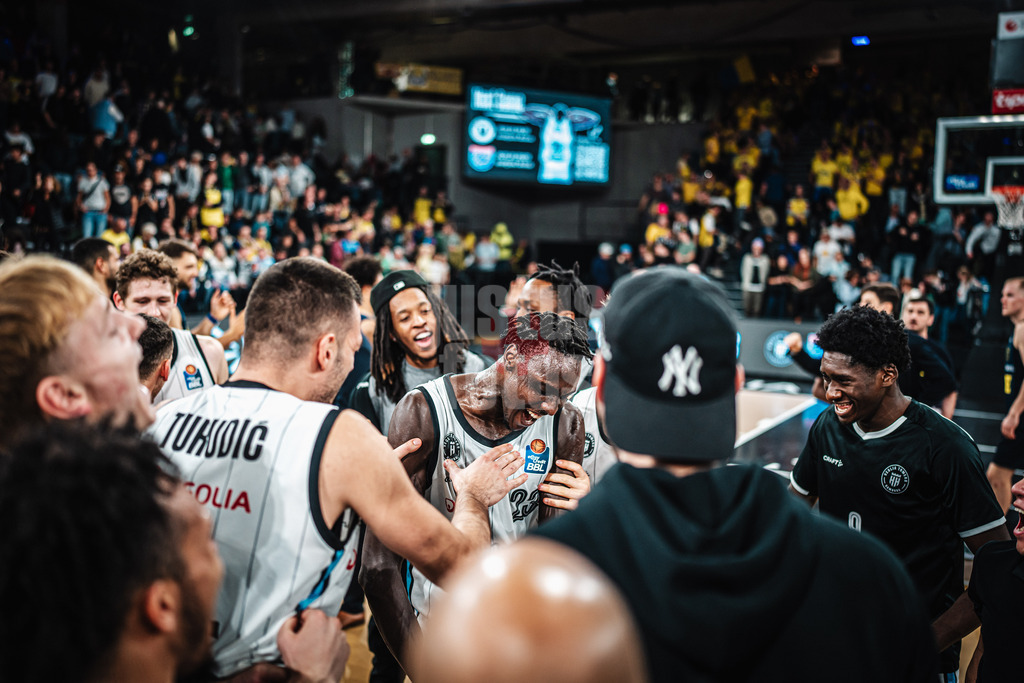 Basketball | Männer | Saison 2024/2025 | easyCredit Basketball Bundesliga | 4. Spieltag | Veolia Towers Hamburg vs. EWE Baskets Oldenburg | 06.10.2024 | Benedikt Turudic (#44, Veolia Towers Hamburg) in der Mitte des Teams nach dem Sieg