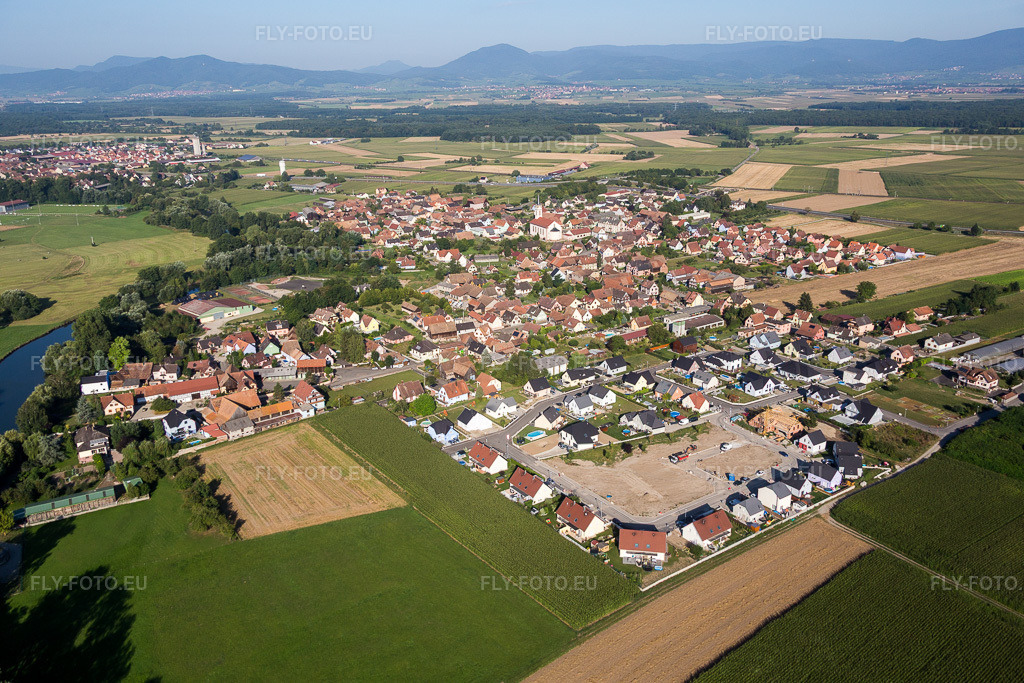 Vue aérienne: Chantiers du nouveau quartier résidentiel d'un projet de maisons individuelles rue des Celtes à Sermersheim dans le département Bas Rhin, France. Photo: IMG_093243.jpg prise le 16/08/2016 par Werner Riehm/FLY-FOTO.eu – Résolution de l'original: 5472 x 3648 px