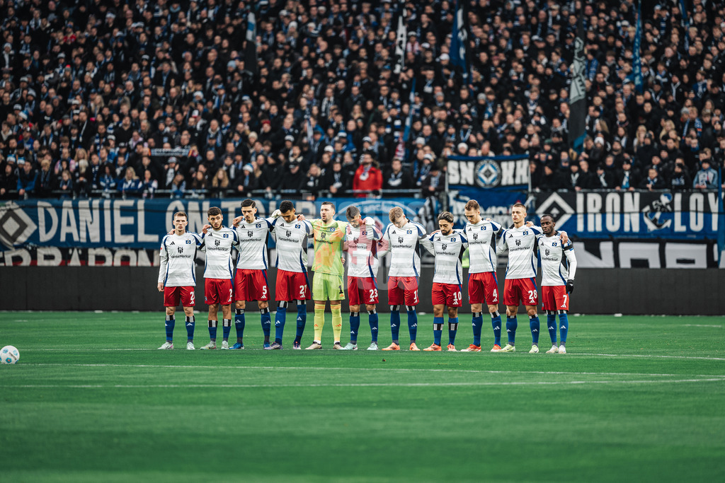 Fußball | Männer | Saison 2024/2025 | 2. Fußball-Bundesliga | 17. Spieltag | Hamburger SV vs. SpVgg Greuther Fürth | 21.12.2024 | Schweigeminute für die Opfer des Anschlags auf dem Weihnachtsmarkt in Magdeburg