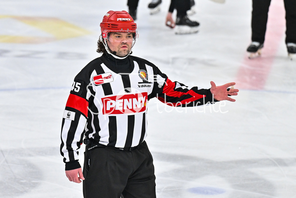 ERC Ingolstadt - Nuernberg Ice Tigers | im Bild Hauptschiedsrichter Roman GOFMAN / Einzelfoto / Freisteller / DEL: ERC Ingolstadt - Nuernberg Ice Tigers, Saturn-Arena am 26.03.2025