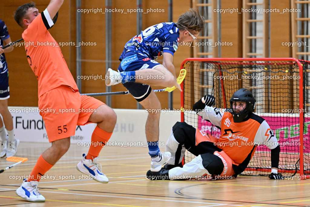 VSV Unihockey vs. SZPK Floorball | Flugeinlage, #55 Marcell Velencei SZPK SÁROSI OPTIKA KOMÁROM, #66 Jakob Rainer VSV Unihockey, #99 Zoltán Szuri SZPK SÁROSI OPTIKA KOMÁROM, VSV Unihockey vs. SZPK Floorball, VSV Unihockey vs. SZPK Floorball am 23.11.2024 in Villach (Ballspielhalle St. Martin), Austria, (Photo by Bernd Stefan)
