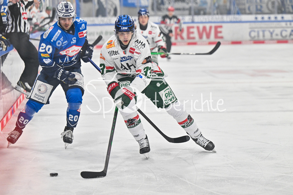 Dresdener Eislöwen - Augsburger Panther | im Duell Matthias PISCHOFF (Eislöwen Dresden 20) und Tim WOHLGEMUTH (Augsburger Panther 33) / Zweikampf / DEL: Dresdener Eislöwen - Augsburger Panther; Joynext-Arena am 05.10.2025