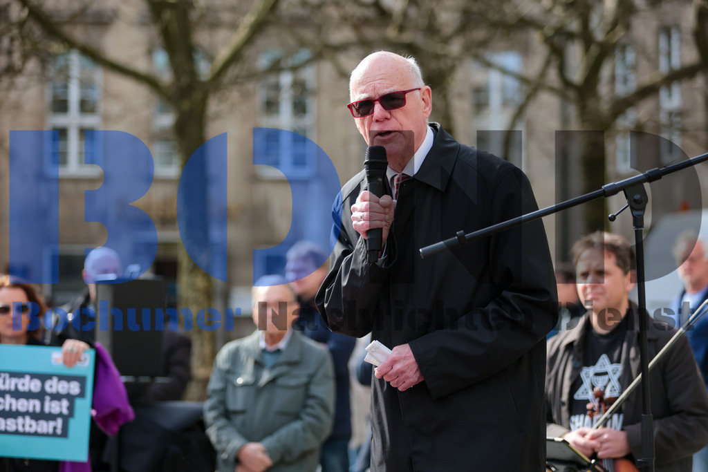 Brandmauer 2024 vor dem Rathaus der Stadt Bochum {date} -  | {headline}



(Foto: Sebastian Sendlak / BOND)

 - Realisiert mit Pictrs.com