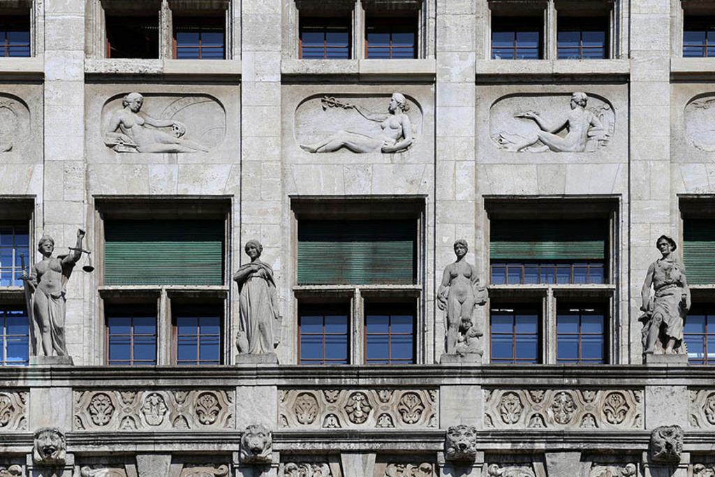 Bildlexikon Leipzig - Neues Rathaus - Oberbürgermeisterflügel mit Skulpturen fünf verschiedener Künstler | Das Team hinter BILDLEXIKON LEIPZIG bündelt historische wie aktuelle Informationen über die Stadt Leipzig in Text und Bild auf einer Plattform und stellt diese der interessierten Öffentlichkeit zur Verfügung.