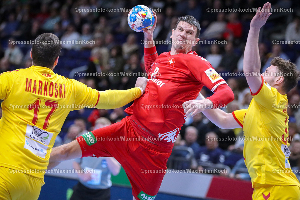 EHFEURO16012401009 | 16.01.2024, EHF EURO 2024, Männer Europameisterschaft Handball, Mercedes-Benz-Arena in Berlin, Schweiz - Nordmazedonien: Andy Schmid (Schweiz) behauptet sich gegen Nikola Markoski (Nordmazedonien) und Tomislav Jagurinovski (Nordmazedonien)