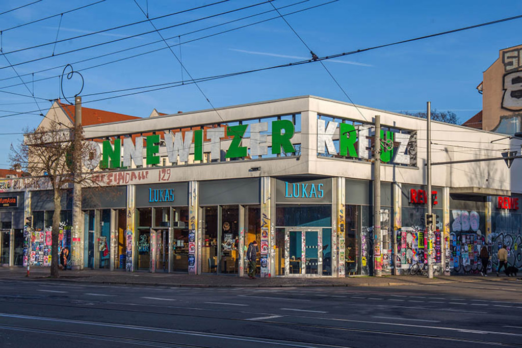 Connewitz - Einkaufszentrum am Connewitzer Kreuz | Entdecke über 20 Kategorien Leipzig-Motive: Foto-Downloads, hochwertige Poster, Leinwand- & Fine-Art-Prints. Jetzt Lieblingsfoto im Bildlexikon Leipzig Shop bestellen!
