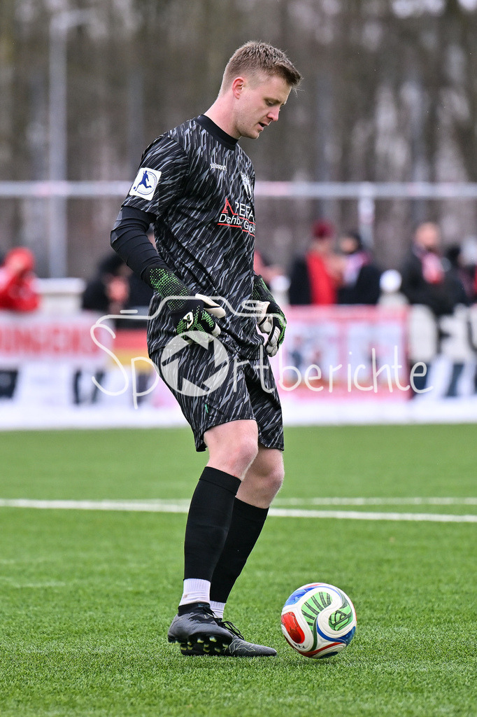 FC Bayern Amateure - SGV Freiberg Fussball | MUNICH, GERMANY - 29. JANUARY: am Ball Benedikt Paul GRAWE (SGV Freiberg 1) / Einzelfoto / Freisteller während dem Testspiel zwischen den Amateuren des FC Bayern und dem SGV Freiberg Fussball am FC Bayern Campus