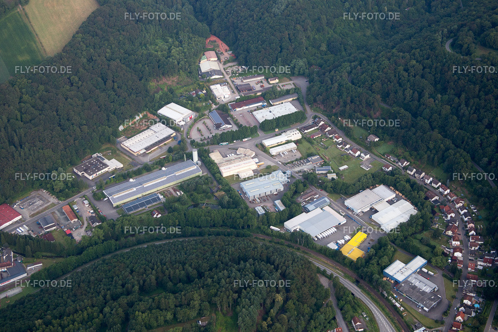 Ortsansicht | Luftbild: Ortsansicht im Ortsteil Burgalben in Waldfischbach-Burgalben im Bundesland Rheinland-Pfalz in Deutschland. Foto: IMG_091901.jpg vom 16.07.2016 durch Werner Riehm/FLY-FOTO.de - Realisiert mit Pictrs.com
