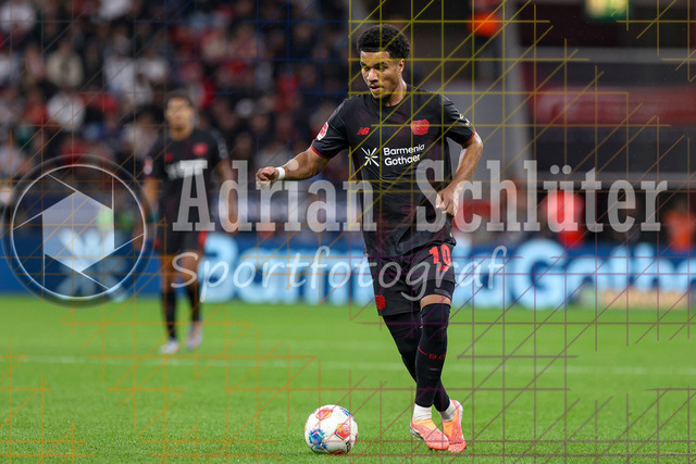Bayer 04 Leverkusen vs Borussia Mönchengladbach - Bundesliga  | Leverkusen, Deutschland, 21.09.25:   Malik Leon Tillmann (Bayer 04 Leverkusen) in Aktion am Ball, Einzelaktion waehrend des Spiels der Bundesliga zwischen  Bayer 04 Leverkusen vs Borussia Mönchengladbach in der BayArena(Foto von Brauer-Fotoagentur / Adrian Schlueter)