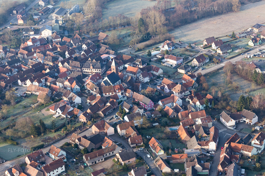 Aerial view: Lutheran-Protestant fortified church in the village center, surrounded by a ring of houses in Dossenheim-sur-Zinsel in the state Bas-Rhin, France.Photo: IMG_105321.jpg taken on 03/25/2018 by Werner Riehm/FLY-FOTO.comResolution of the original: 5472 x 3648 px