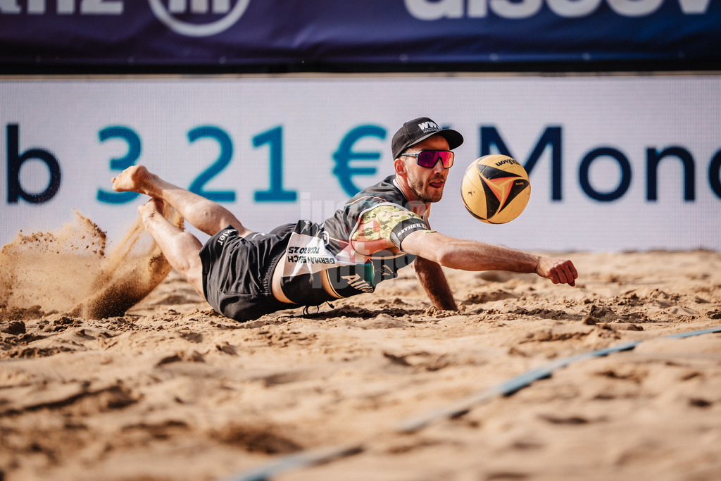 Beachvolleyball | Männer | Allianz German Beach Tour 2025 | Tourstop Düsseldorf | 18.05.2025 | Clemens Wickler springt zum Ball