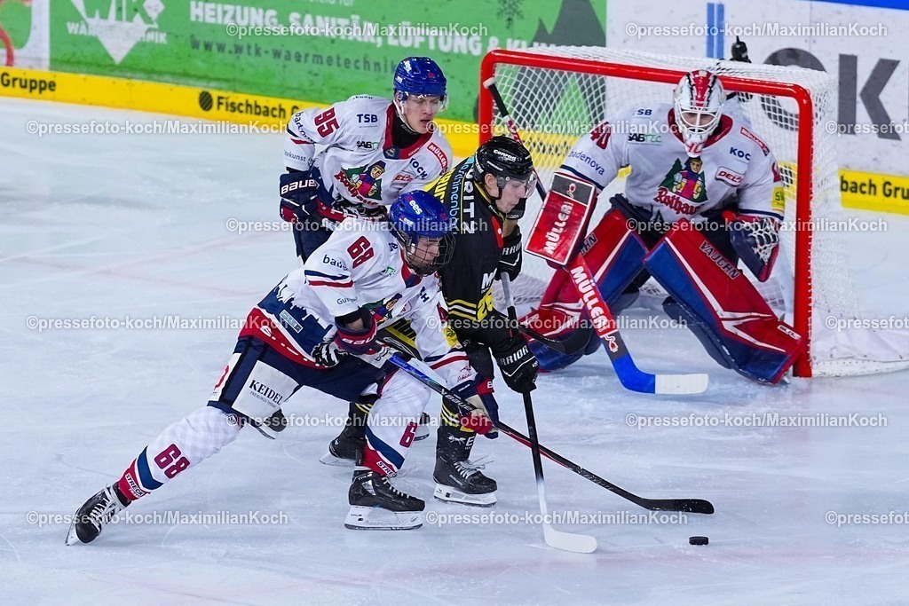 xYDRx16012601017 | 16.01.2026, xydrx, Eishockey, DEL2, Krefeld Pinguine - EHC Freiburg, Yayla-Arena Krefeld : Alexander De Los Rios (EHC Freiburg #86) und Kilian Kuehnhauser (EHC Freiburg #95) im Zweikampf gegen Daniel Bruch (Krefeld Pinguine #26) Photo: xYannisxDreimannxPressefotoKochx