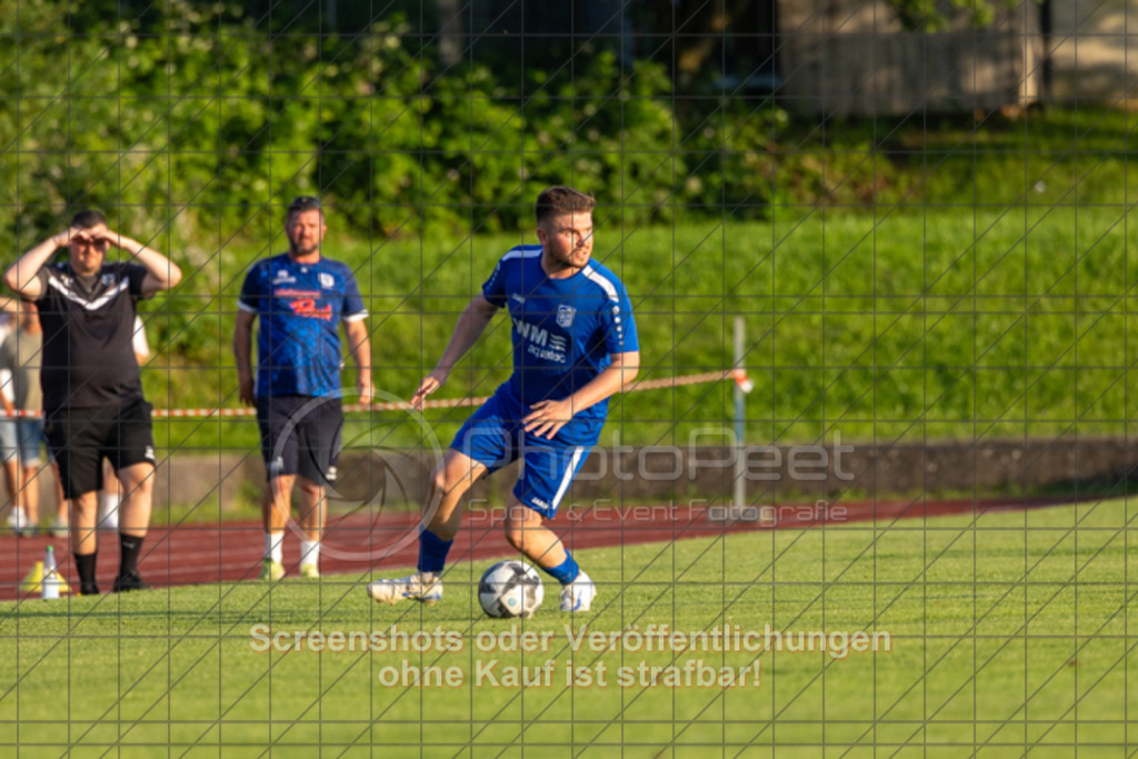 20250618_202036_0371 | #,SG Erkenbrechtsweiler-Hochwang (blau) vs. TSV Berkheim (grau), Fußball, Entscheidungsspiel 2 in Bezirksliga - Bezirk Neckar/Fils, Saison 2024/2025, Rasenplatz, Erlengarten 37, 73087 Bad Boll, 18.06.2025 - 18:30 Uhr,Foto: PhotoPeet-Sportfotografie/Peter Harich