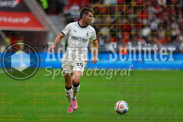 Bayer 04 Leverkusen vs Borussia Mönchengladbach - Bundesliga  | Leverkusen, Deutschland, 21.09.25:   Joseph Michael Scally (Borussia Mönchengladbach) in Aktion am Ball, Einzelaktion waehrend des Spiels der Bundesliga zwischen  Bayer 04 Leverkusen vs Borussia Mönchengladbach in der BayArena(Foto von Brauer-Fotoagentur / Adrian Schlueter)