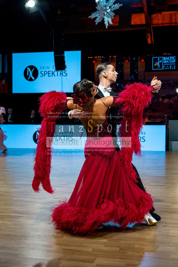 20251212_WDSF_World_Ch_Cup_RS-Std_1463-2 | Tanzsportbilder, Standardtanz, Lateintanz, WDSF, DTV, LTVB, dancecomp, goc, hessen tanzt, blaues band der spree, walzer, tango, wiener walzer, slowfox, quickstepp, samba, rumba, cha-cha-cha, paso doble. jive, hd-kroft photography, turniertanzsport