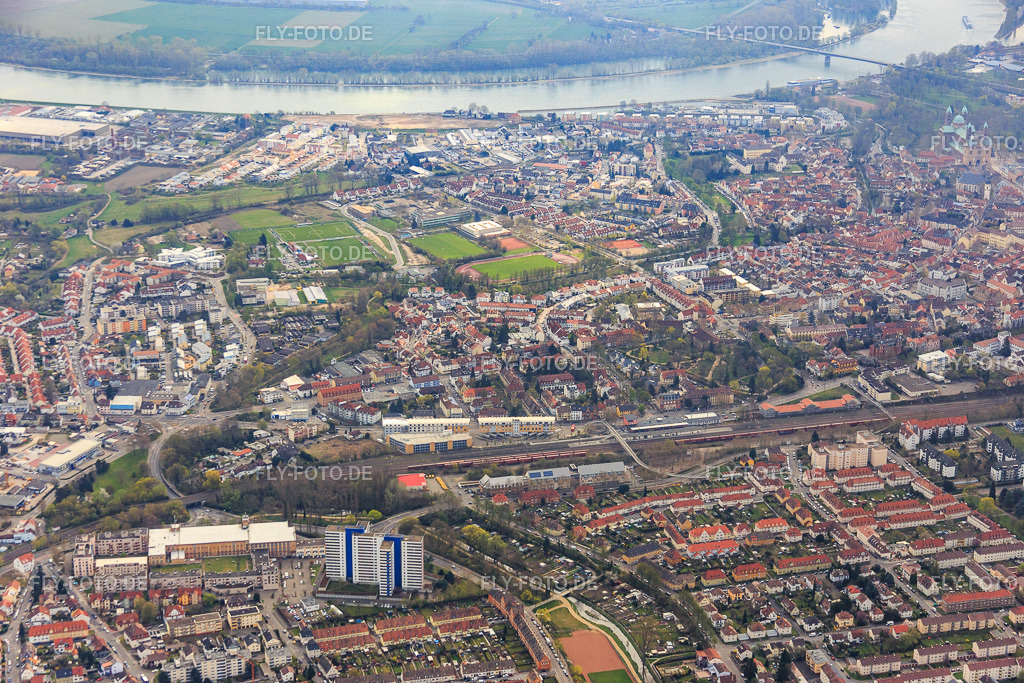 Friedrich-Ebert-Straße | Luftbild: Friedrich-Ebert-Straße in Speyer im Bundesland Rheinland-Pfalz in Deutschland. Foto: IMG_076856.jpg vom 12.04.2015 durch Werner Riehm/FLY-FOTO.de - Realisiert mit Pictrs.com