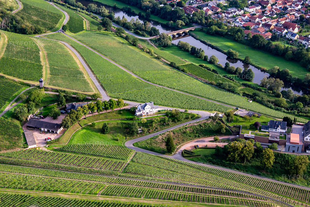 Luftbild: Gutsverwaltung Niederhausen Schlossböckelheim in Niederhausen im Bundesland Rheinland-Pfalz in Deutschland. Foto: IMG_138225.jpg vom 03.09.2023 durch Werner Riehm/FLY-FOTO.deauf Gut Hermannsberg