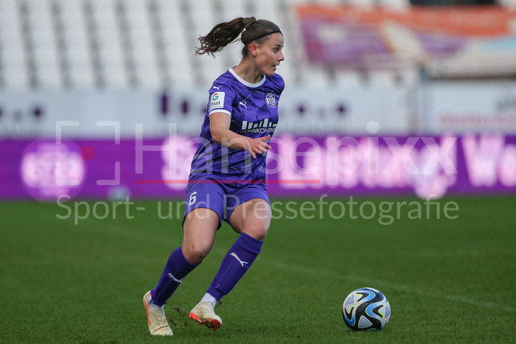 Fussball, Google Pixel Frauen-Bundesliga, SGS Essen - SV Werder Bremen | v.li.: Katharina Piljic (SGS Essen, 6) am Ball, Freisteller, Einzelbild, Ganzkörper, Aktion, Action, Spielszene, DIE DFB-RICHTLINIEN UNTERSAGEN JEGLICHE NUTZUNG VON FOTOS ALS SEQUENZBILDER UND/ODER VIDEOÄHNLICHE FOTOSTRECKEN. DFB REGULATIONS PROHIBIT ANY USE OF PHOTOGRAPHS AS IMAGE SEQUENCES AND/OR QUASI-VIDEO.