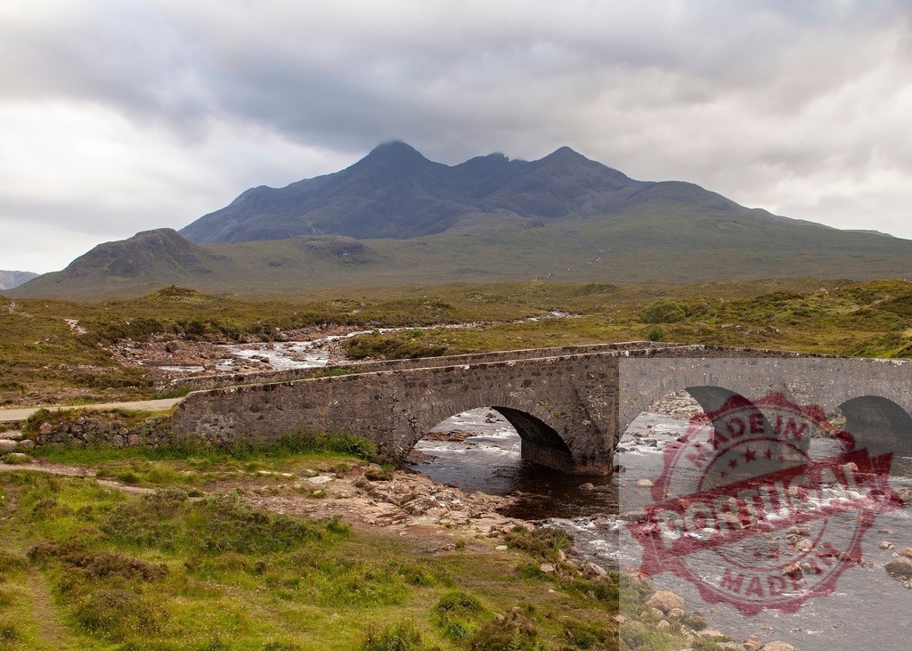 Sligachan Old Bridge connecting landscape and Cuillin Hills | Sligachan Old Bridge spanning the river in Scotland's Isle of Skye, with mountains under clouds - Realisiert mit Pictrs.com