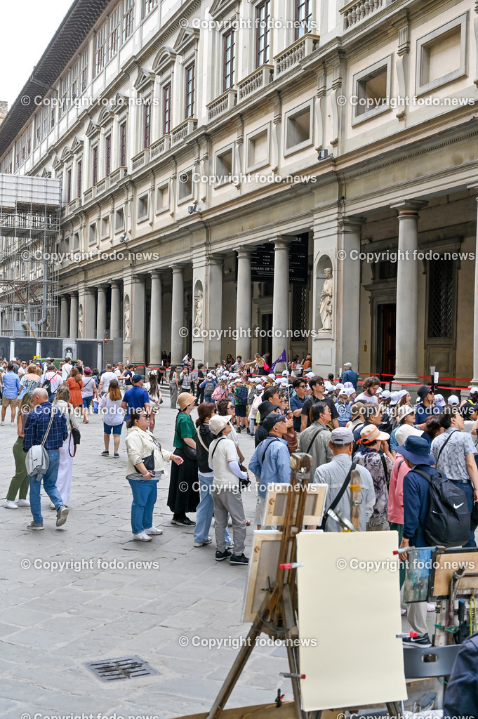 Italien_ Toscana_ Florenz_ 30.05.2024-318 | 30.05.2024, Italien, ITA, Toskana, Florenz im Bild Stadtansichten, Gebäude, Architektur, Touristen, Historisch, Souvenir, Altstadt, Museum, Statuen, Skulpturen, Piazza della Signoria, Statue David, Palazzo Vecchio, Neptunbrunnen, Piazza della Repubblica, Ponte Vecchio, Brücke, Uffizien, Kathedrale Santa Maria del Fiore, Arno, Fluß


Florenz, Firenze, ist eine italienische Großstadt. Nach Einwohnern ist sie die achtgrößte Stadt Italiens. Florenz ist die Hauptstadt sowie größte Stadt der Region Toskana und der Metropolitanstadt Florenz, in der etwa eine Million Menschen leben. Florenz ist für seine Geschichte berühmt. Leonardo da Vinci verbrachte große Teile seiner Jugend in Florenz, Michelangelo fand Unterschlupf in der Kirche der Medici, Galileo Galilei wohnte als Hofmathematiker in den Palästen der Medici. Von 1865 bis 1871 war die Stadt die Hauptstadt des neu gegründeten Königreichs Italien. Das historische Zentrum von Florenz zieht Jahr für Jahr Millionen von Touristen an. Die historische Innenstadt wurde von der UNESCO im Jahre 1982 zum Weltkulturerbe erklärt. 
Quelle: Wikipedia
