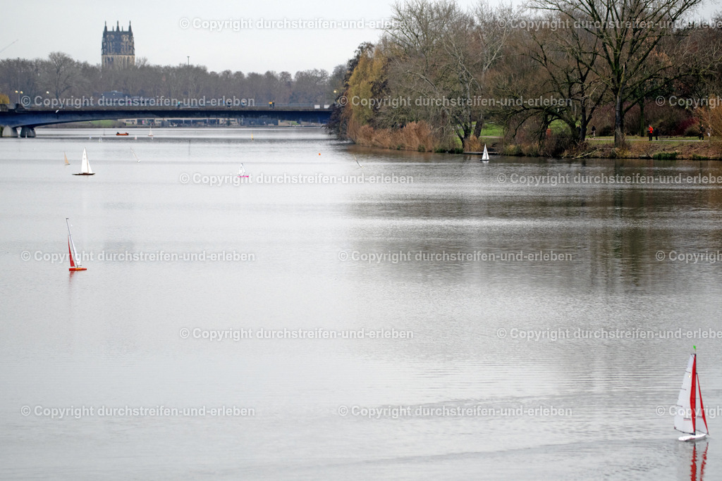 Segelboote beim RC Yachting vor der Torminbrücke und der Überwasserkirche in Münster | Segelboote beim RC Yachting vor der Torminbrücke und der Überwasserkirche in Münster - Realisiert mit Pictrs.com