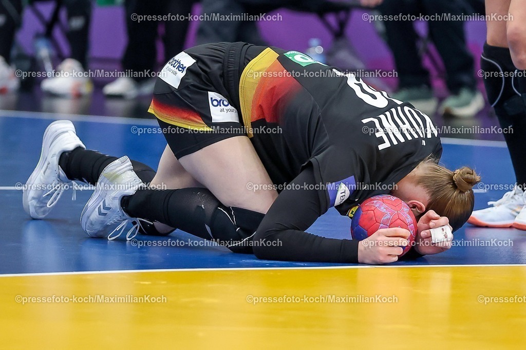 IHF09122502057 | 09.12.2025, Handball WM Frauen, Viertelfinale, Deutschland - Brasilien, 27th IHF Women's Handball World Championship, Westfalenhalle Dortmund: Nieke Kuhne (GER #19) mit Schmerzen auf dem Spielfeld liegend 