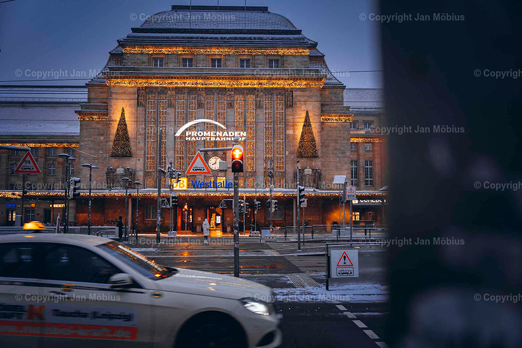 Leipziger Hauptbahnhof | Der Leipziger Hauptbahnhof ist nicht nur ein Verkehrsknotenpunkt, sondern auch architektonisch und stadtgeschichtlich ein echtes Highlight. Sein Vorplatz ist Drehscheibe für Menschen, Linien, City-Flair und Shopping – ein Ort voller Dynamik mitten im Herzen der Stadt.  - Realisiert mit Pictrs.com