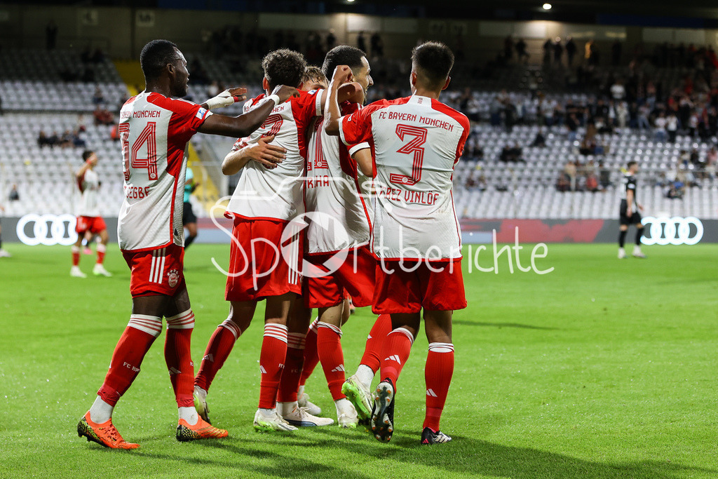 FC Bayern Amateure - FC Memmingen | Grenzenloser Jubel nach dem Treffer zum 4-2 druch Dion BERISHA (FCB #11) / Freude / Tor / Torschuetze