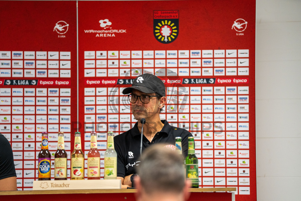 SG Sonnenhof Großaspach vs. Fortuna Köln, Fussball, 3. Liga, 1. Spieltag, 08.08.2026 | Matthias Mink (Cheftrainer Fortuna Köln) bei der Pressekonferenz,SG Sonnenhof Großaspach vs. Fortuna Köln, Fussball, 3. Liga, 1. Spieltag, 08.08.2026,DFB regulations prohibit any use of photographs as image sequences and/or quasi-video