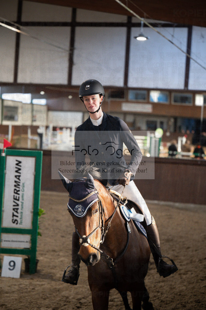 Hallenreittunier Voxtrup 2023 | Entdecke hochwertige Reitturnierfotos von Foto Oger. Professionell, emotional und authentisch – jetzt Lieblingsmomente im Shop bestellen.Deutschlandweite Turnierfotografie. - Realisiert mit Pictrs.com
