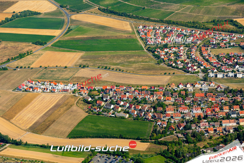 Das Luftbild zeigt : Schlesienstraße Iphofen - Die Luftaufnahme wurde 2023 vom UL-Flugzeug aus erstellt ( keine Drohne ) - Hochauflösende Luftaufnahme - Für grossformatige Ausdrucke geeignet. Die Geschenkidee !Mit Lizenz und Bildrechte bestellbar