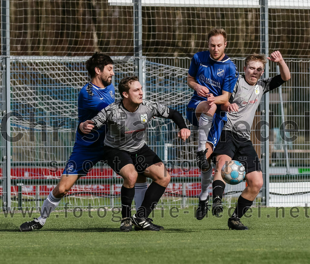 2024-02-24_077_FC_Langengeisling_II_gegen_SG_Reichenkirchen | Erding, Deutschland, 24.02.2024:
Fußball, Kreisklasse 2023 / 2024, Testspiel, FC Langengeisling II gegen SG Reichenkirchen, Endergebnis: 7:1

Lukas Stenzel (FC Langengeisling, #13), Adrian Schmidt (SG Reichenkirchen, #5), Kilian Kaiser (FC Langengeisling, #14), Simon Gruber (SG Reichenkirchen, #3)

Foto: Christian Riedel / fotografie-riedel.net