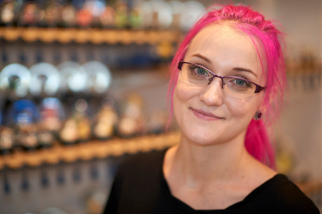 Wiener Schneekugelmanufaktur | Wien, Austria - July 19, 2017: Wiener Schneekugelmanufaktur; Porträt von Frau Sabine Perzy im Museum. - Realisiert mit Pictrs.com