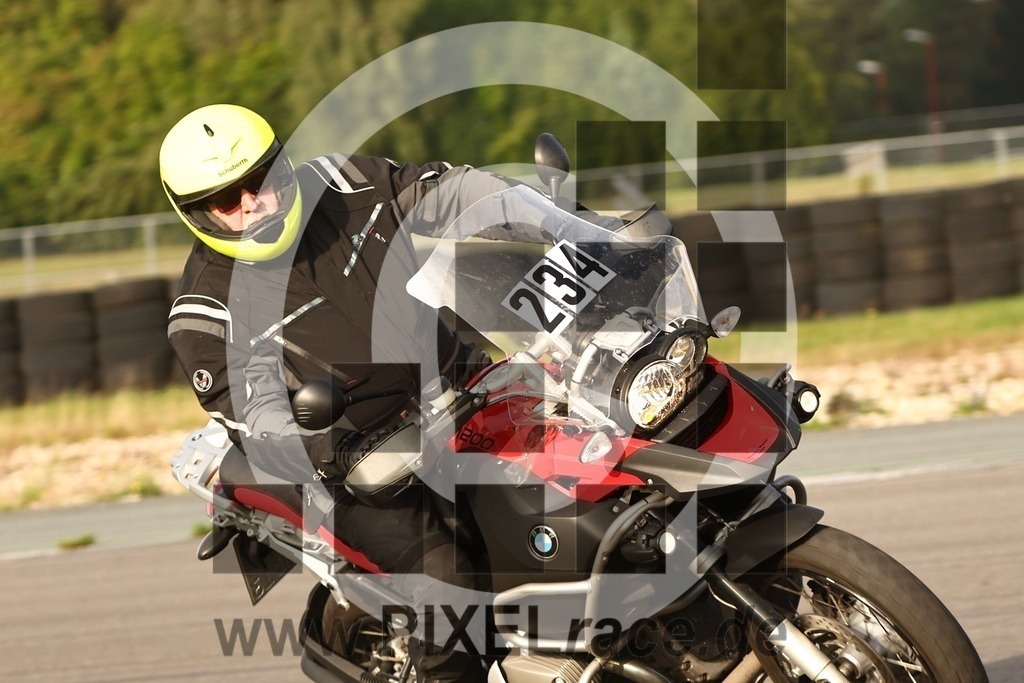 0234-20250919_11372 | Schöne Erinnerungen an spannende Momente - das festzuhalten ist unser Job. PIXELrace.de ist seit 2003 auf den Rennstrecken Europas unterwegs um die Action draußen beim Fahren und die wunderbare Stimmung imm Fahrerlager für euch einzufangen.